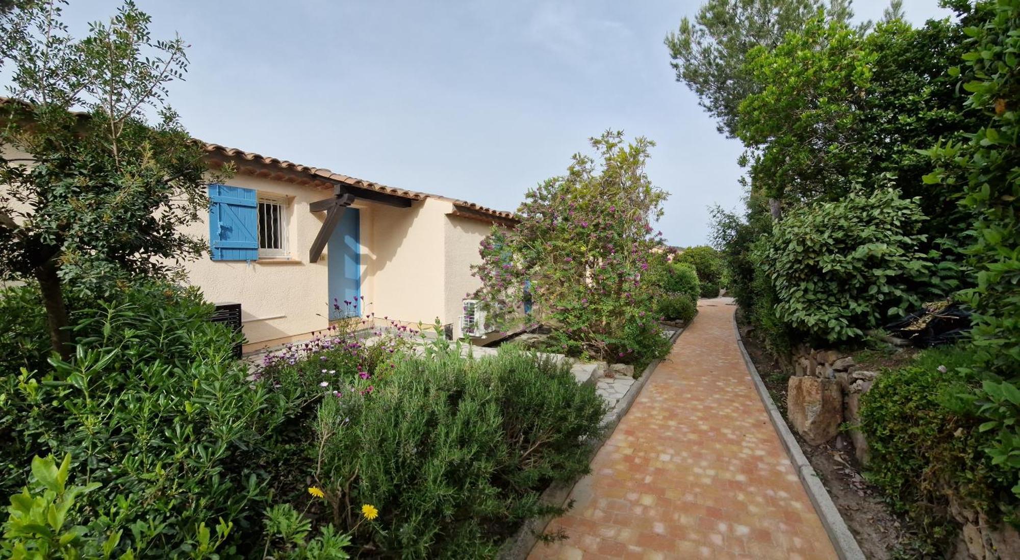 Duplex, Vue Panoramique Sur La Mediterranee, Piscine, Garage